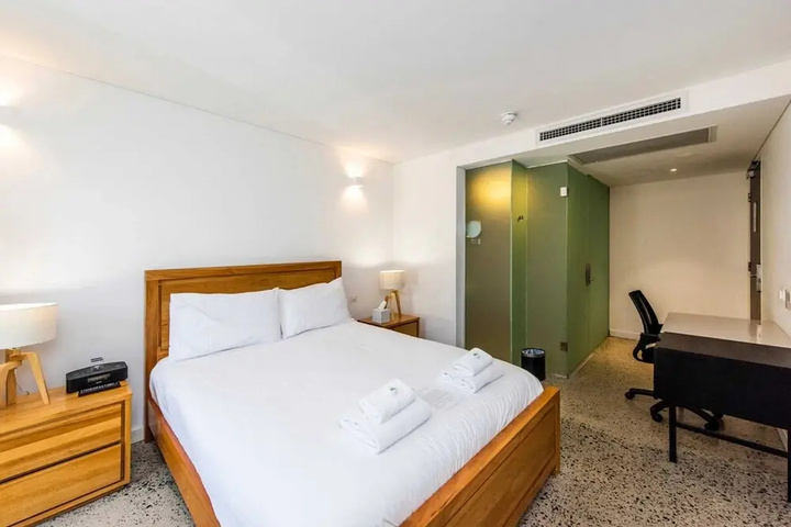 Room 6 of 15