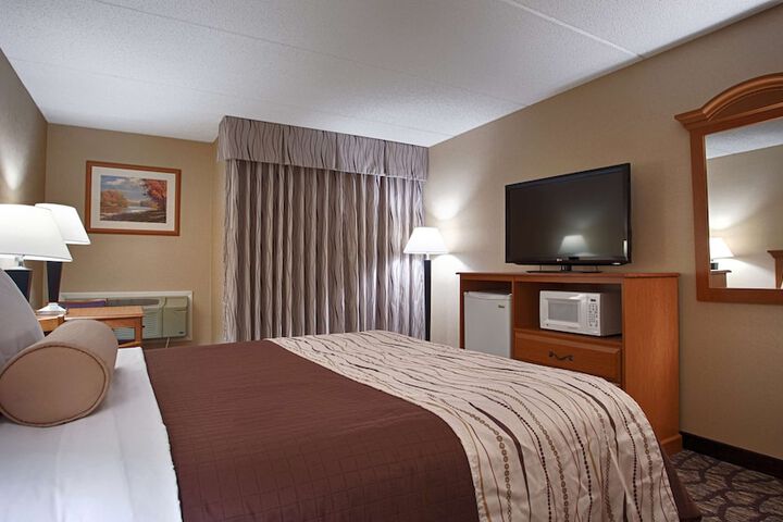 1 King Bed High Speed Internet Accessible Microwave and Refrigerator, Coffee Maker Iron (1 of 6)