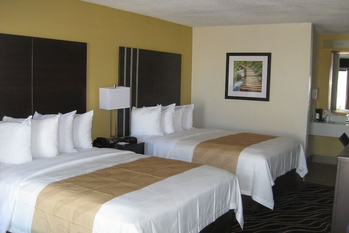 1 Queen Bed (7 of 15)