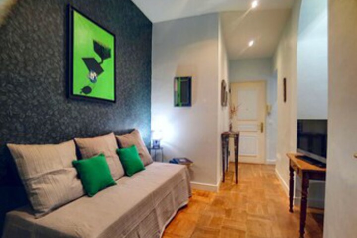 Room 6 of 18