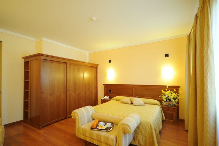 Room 2 of 32