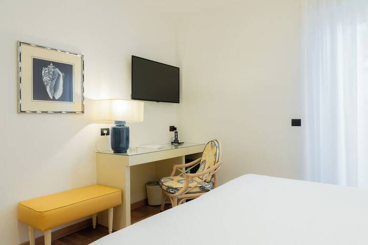 Room 34 of 247