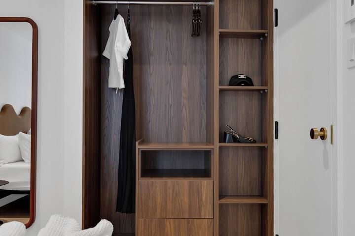 Room 34 of 199
