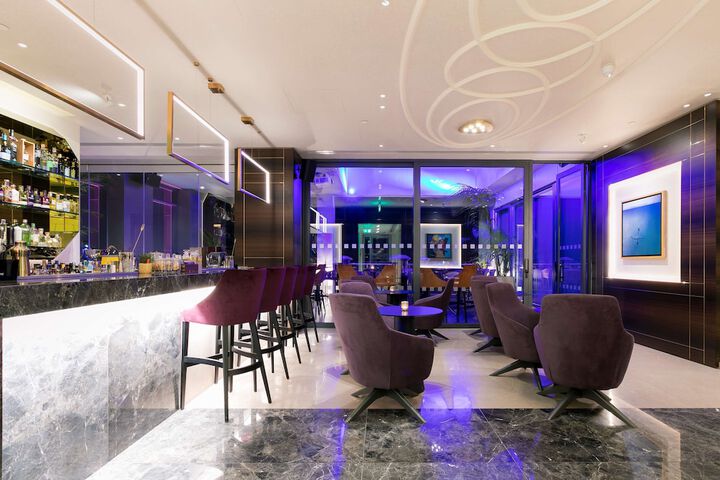 Lounge 107 of 165