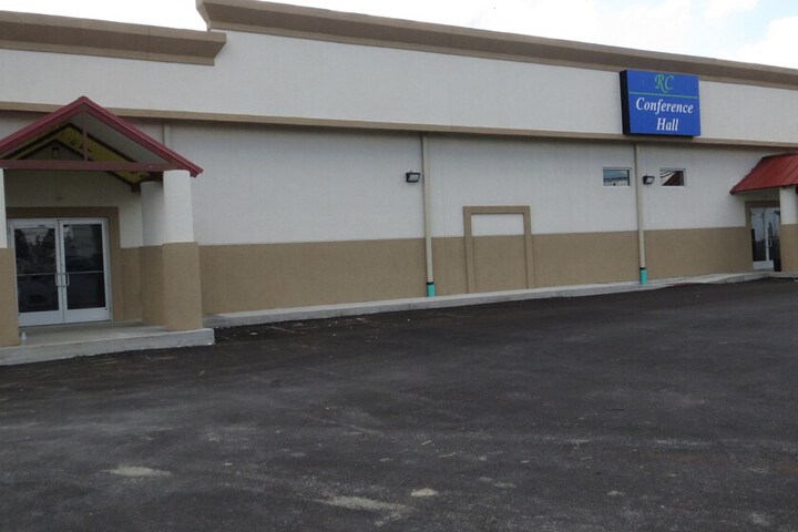 Ballroom/Hall 15 of 17