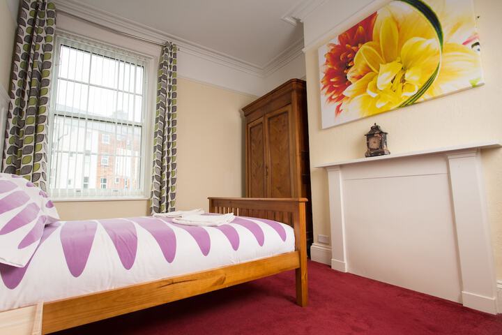 Room 8 of 103