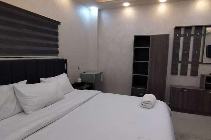 Room 5 of 16