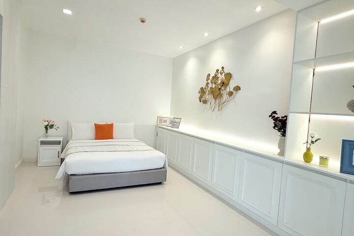 Room 18 of 106