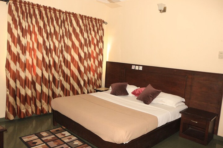 Room 10 of 16
