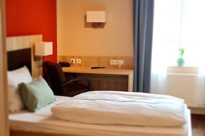Room 7 of 18