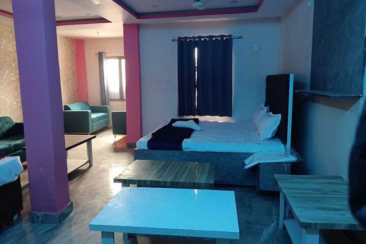 Room 5 of 9