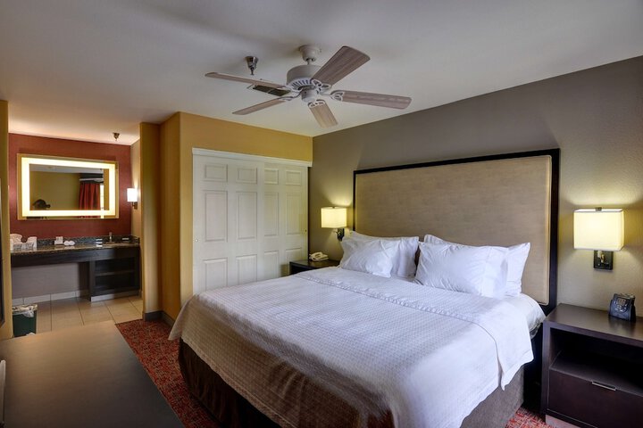 2 Bedrooms Suite King Bed 2 Queen Beds 2 Bathrooms Sofa Living Area Kitchen (10 of 22)
