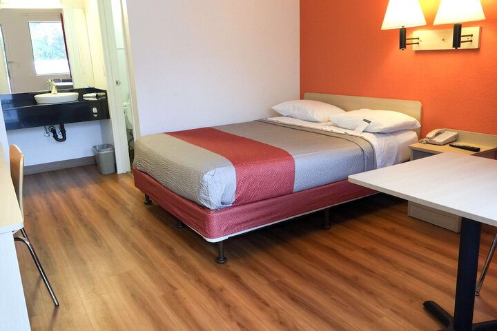 1 Queen Bed (6 of 7)