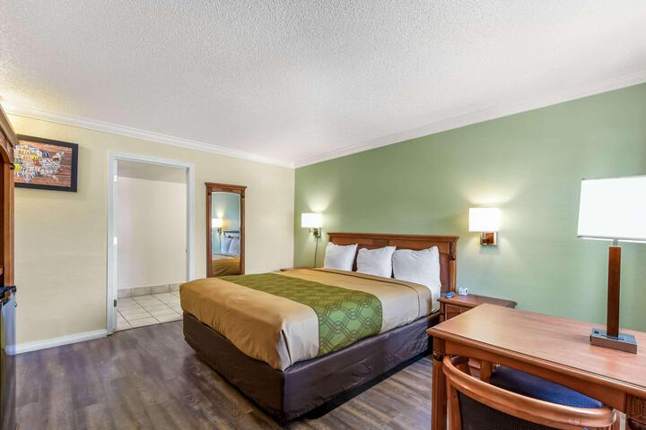 1 Queen Bed (22 of 24)