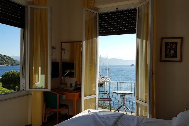 Room 6 of 13