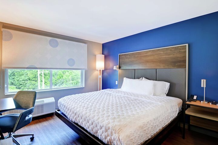 1 King Bed (8 of 12)
