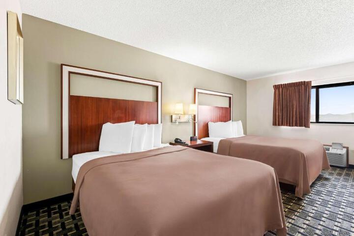 2 Queen Beds (8 of 9)