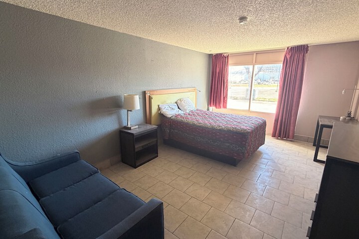 Room 4 of 6