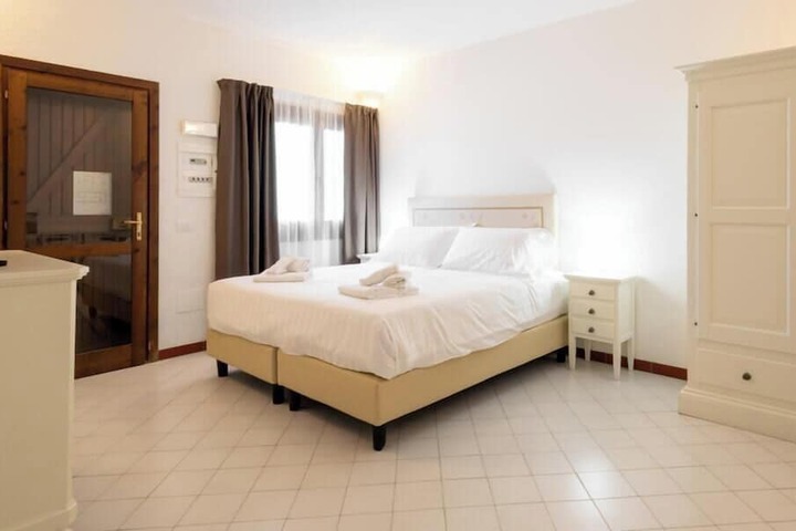Room 9 of 47