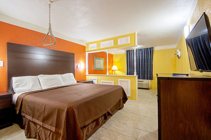 1 King Bed Accessible (9 of 14)