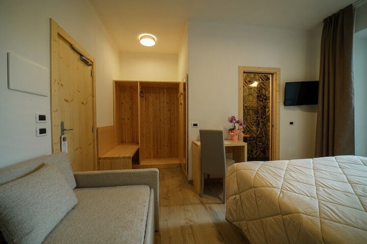 Room 25 of 63