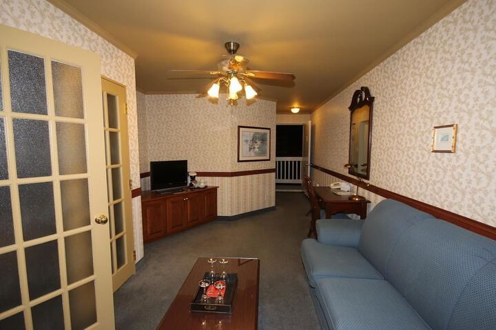 Room 17 of 36