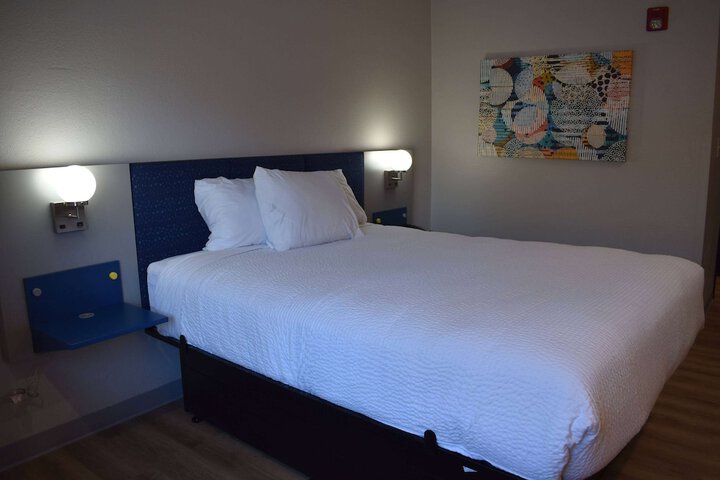 1 Queen Bed Deluxe Accessible Room (26 of 28)