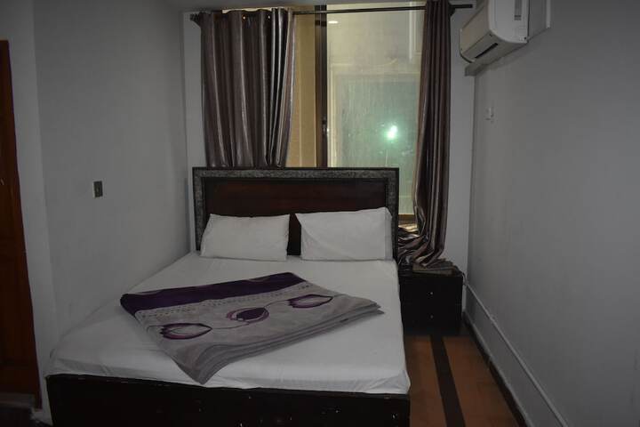 Room 6 of 8