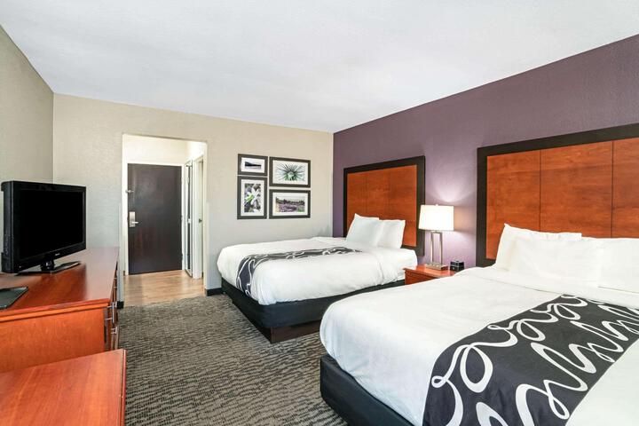 2 Queen Beds (1 of 10)