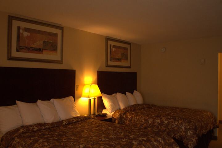 2 Queen Beds (4 of 6)