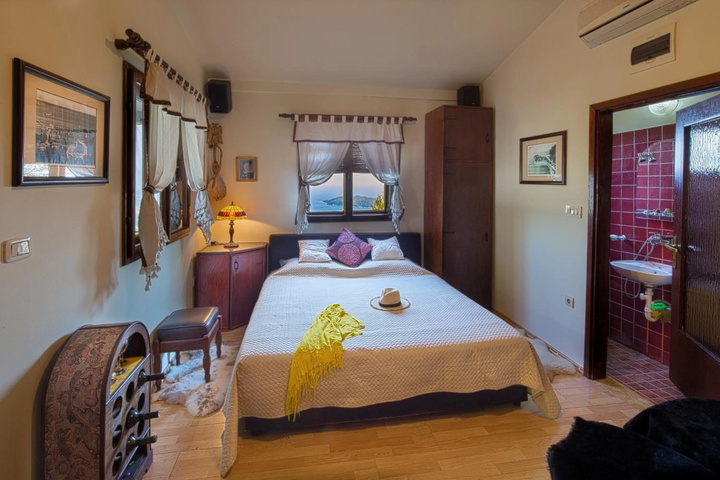 Room 2 of 9
