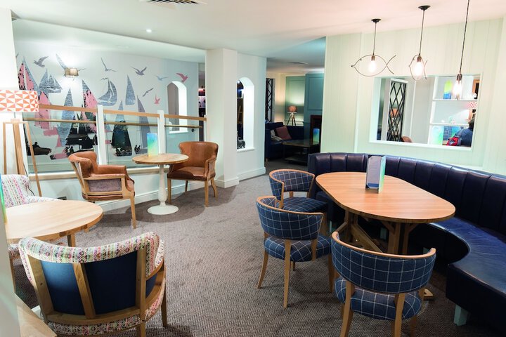 Lounge 74 of 86