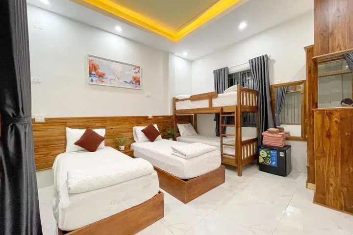 Room 5 of 8