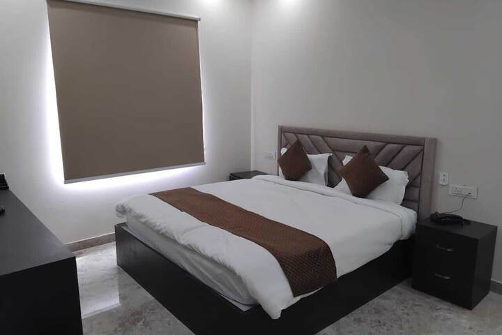 Room 4 of 8
