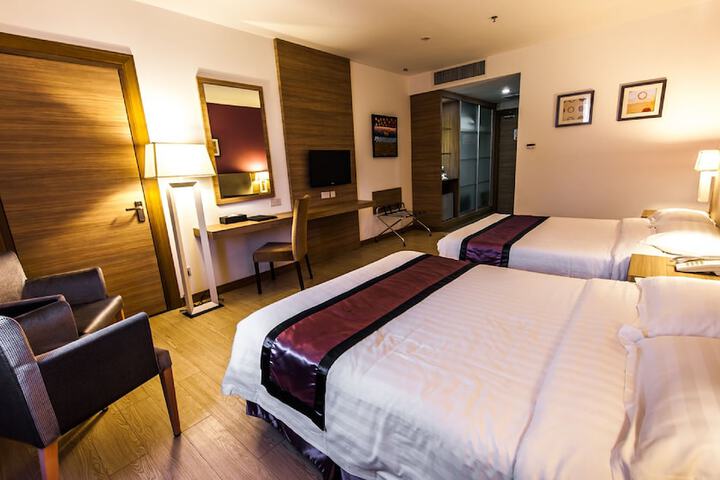 Room 27 of 90