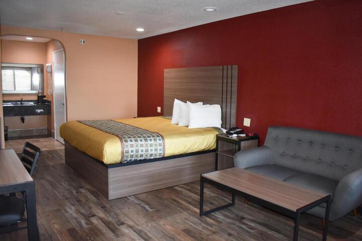 1 King Bed (4 of 10)