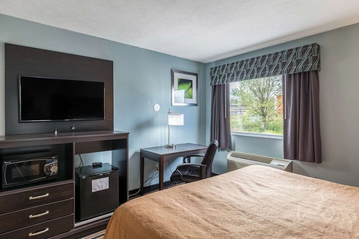 1 King Bed (3 of 12)