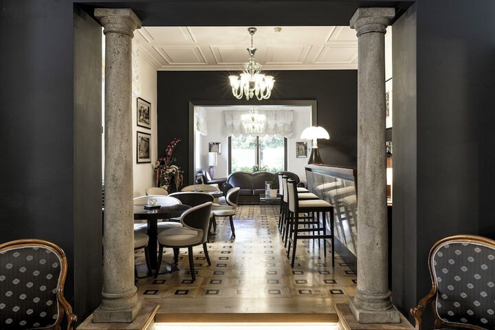 Lounge 32 of 47