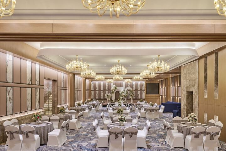 Ballroom/Hall 19 of 23