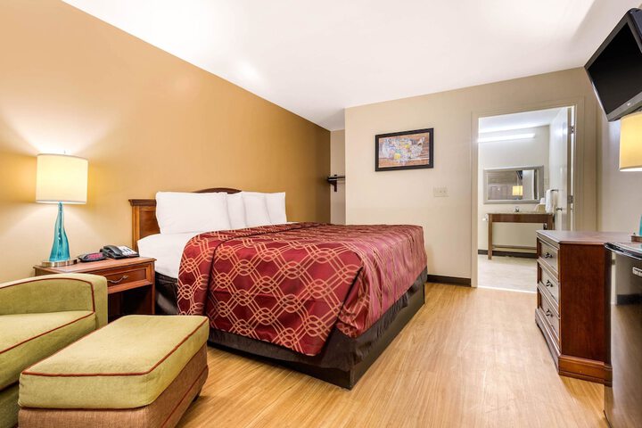 1 King Bed (5 of 9)