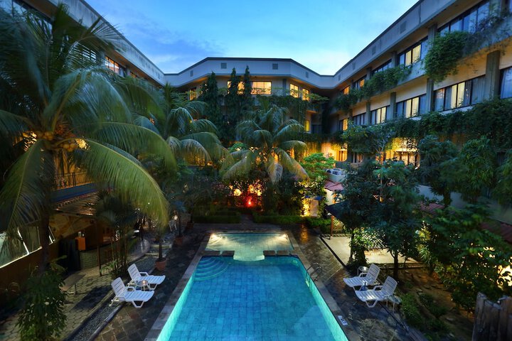 Hotel with Pool