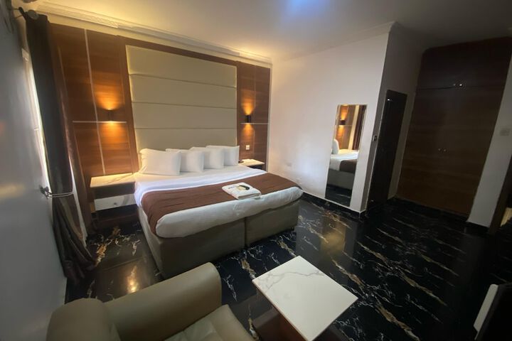 Room 4 of 18