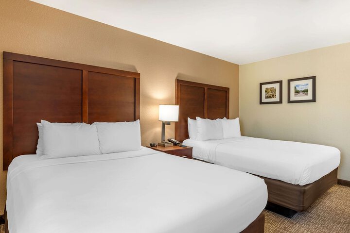 2 Queen Beds (3 of 10)