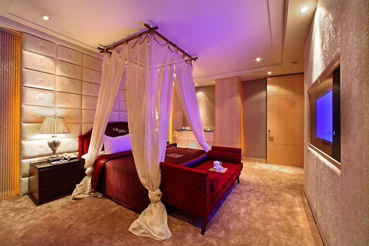 Room 10 of 32