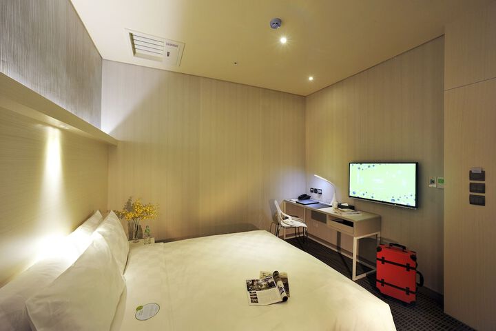 Room 4 of 36