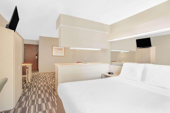 1 Queen Bed (4 of 12)