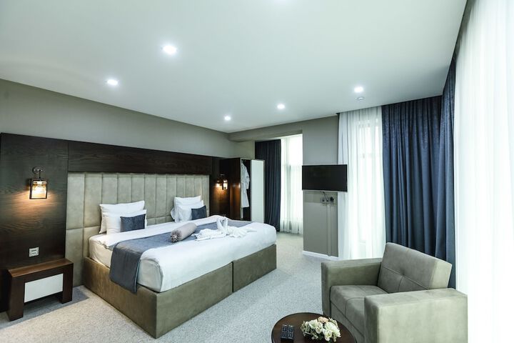 Room 7 of 33