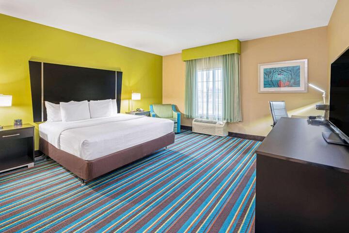 1 King Bed (3 of 22)