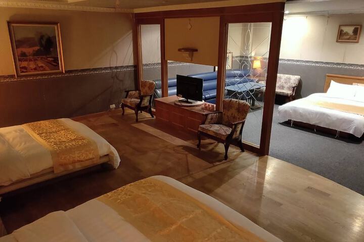 Room 11 of 22
