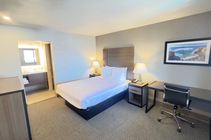 1 Queen Bed (13 of 16)